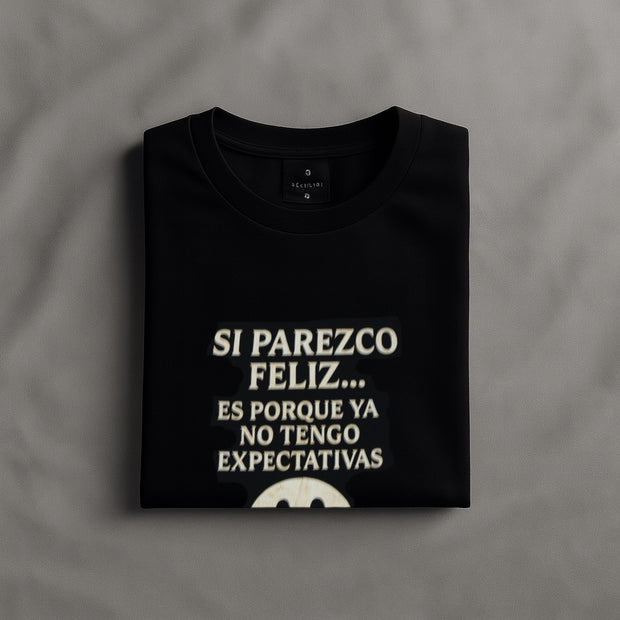 Funny Spanish T-Shirt – “Si Parezco Feliz… Es Porque Ya No Tengo Expectativas” Tee