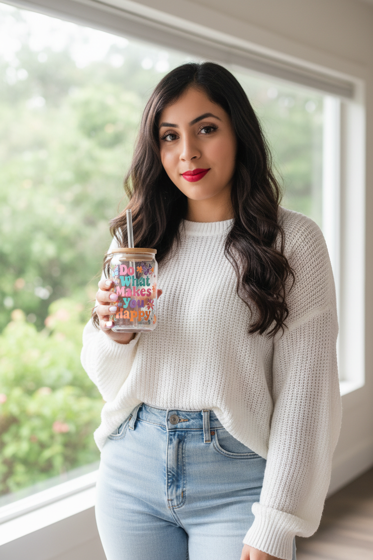 Modelo sosteniendo el vaso